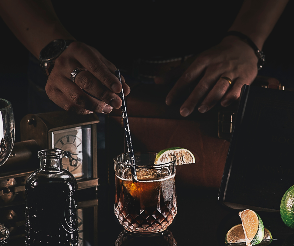 A koktélkészítés alapvető eszközei és italai - Rum, tequila, whiskey, gin, triple sec, vermut, likőrök, bitters