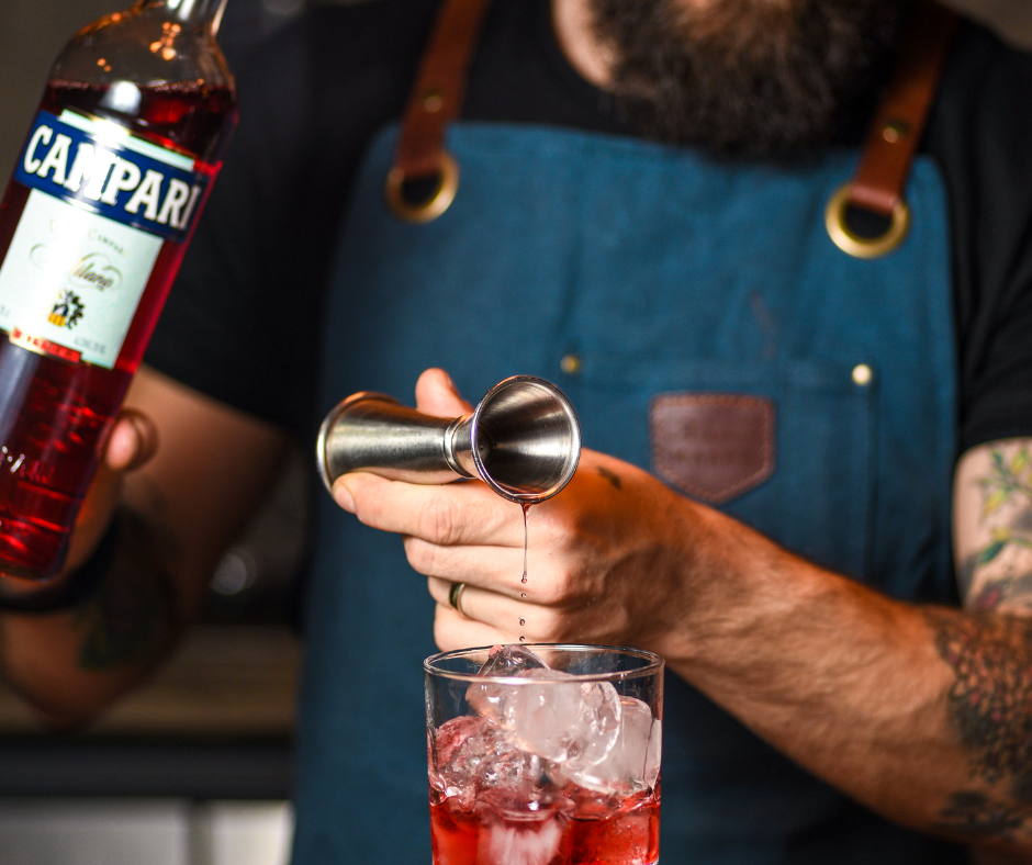 A koktélkészítés alapvető eszközei és italai - vermut, gin, whiskey, likőr, bitters, szirup, tequila, triple sec, rum