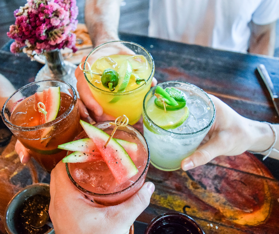 A koktélkészítés alapvető eszközei és italai - Népszerű koktélok és koktélreceptek