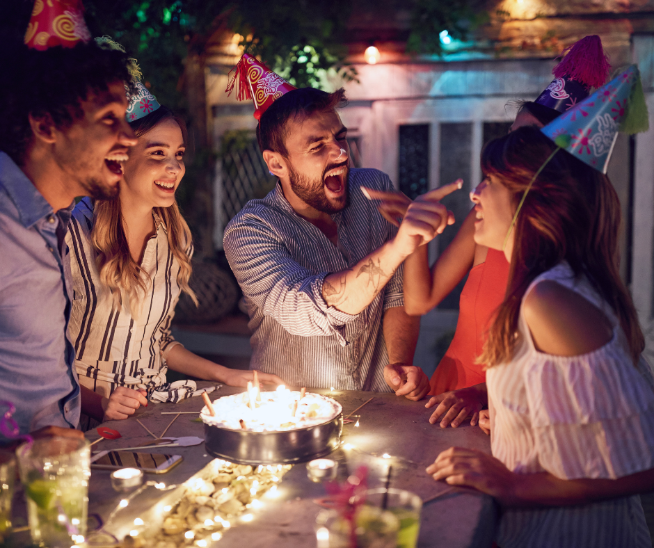 Milyen italok passzolnak az adott ünnepi eseményekhez? Szülinapok, karácsony, szilveszter, céges bulik - Koktélok, pezsgők, alkoholos italok