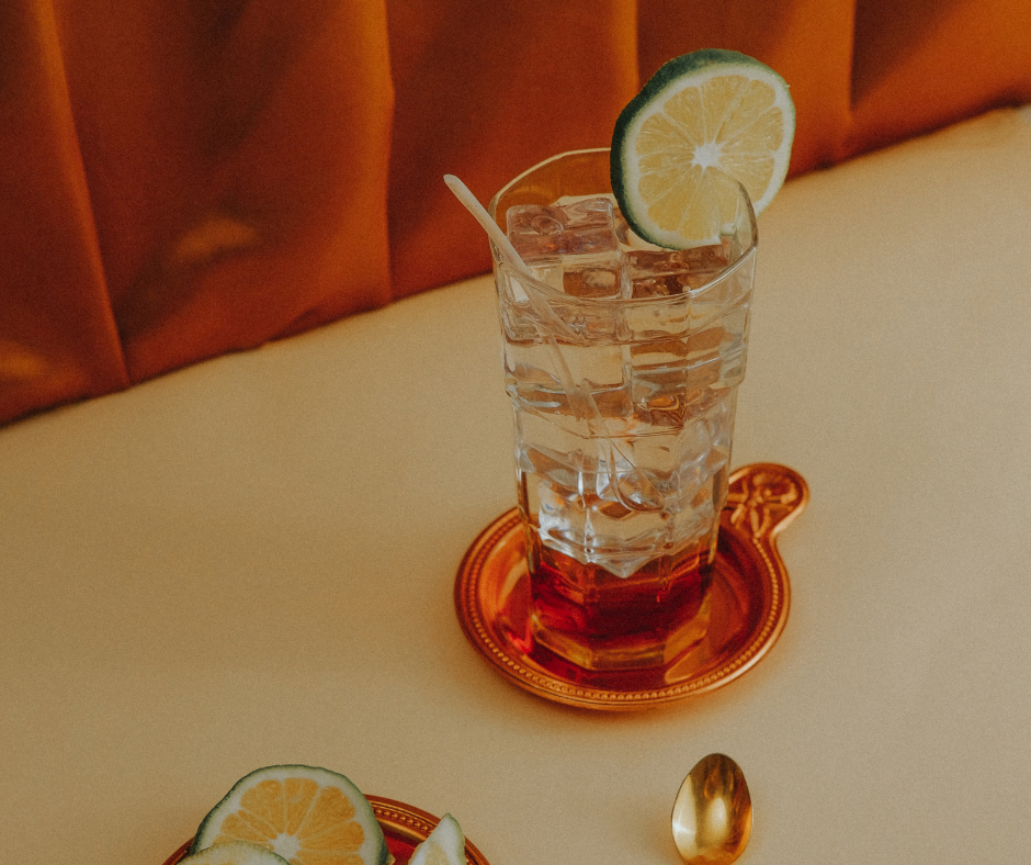 Tavaszi koktélreceptek - Virágos Poppy Collins