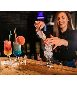 A koktélkészítés művészete: Alapvető eszközök és italok, amiket minden bárnak kínálnia kell