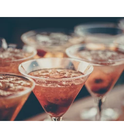 A koktélok titkai: Hogyan varázsold el vendégeidet a legkülönlegesebb italokkal? – Útmutató a különleges koktélkészítéshez